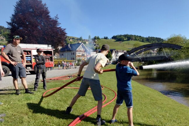 Betragsfoto zu «„Tag des Feuers“ begeistert die ganze Schule Urnäsch»